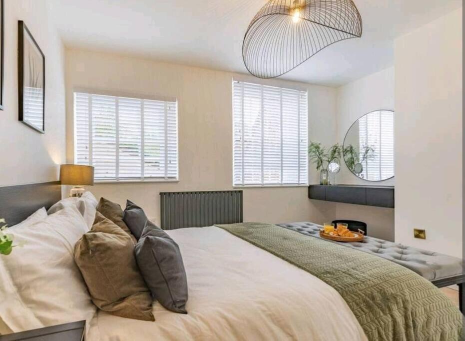 St Marg'S Hideaway; Grade II Listed Luxury Apartment In The Heart Of Cheltenham - Gateway To The Cotswolds! Sleeps 4 - Outdoor Seating And Free Private Parking! Dış mekan fotoğraf