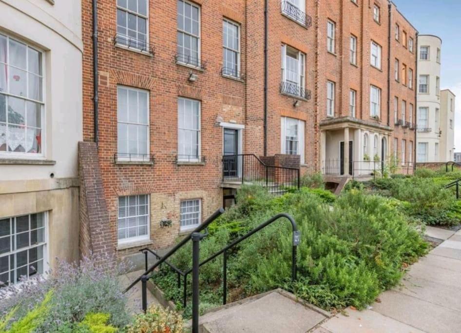 St Marg'S Hideaway; Grade II Listed Luxury Apartment In The Heart Of Cheltenham - Gateway To The Cotswolds! Sleeps 4 - Outdoor Seating And Free Private Parking! Dış mekan fotoğraf