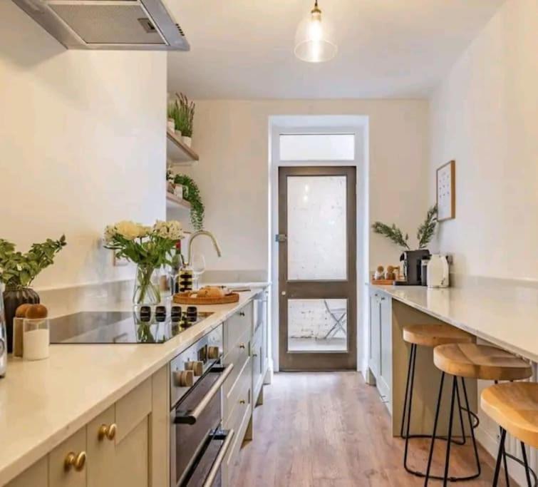 St Marg'S Hideaway; Grade II Listed Luxury Apartment In The Heart Of Cheltenham - Gateway To The Cotswolds! Sleeps 4 - Outdoor Seating And Free Private Parking! Dış mekan fotoğraf