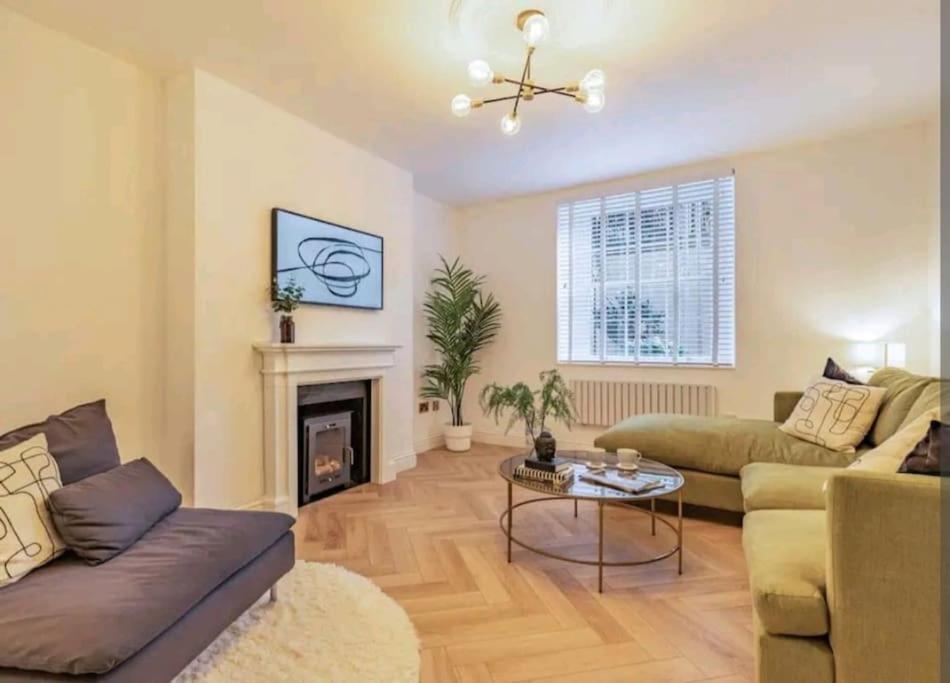 St Marg'S Hideaway; Grade II Listed Luxury Apartment In The Heart Of Cheltenham - Gateway To The Cotswolds! Sleeps 4 - Outdoor Seating And Free Private Parking! Dış mekan fotoğraf