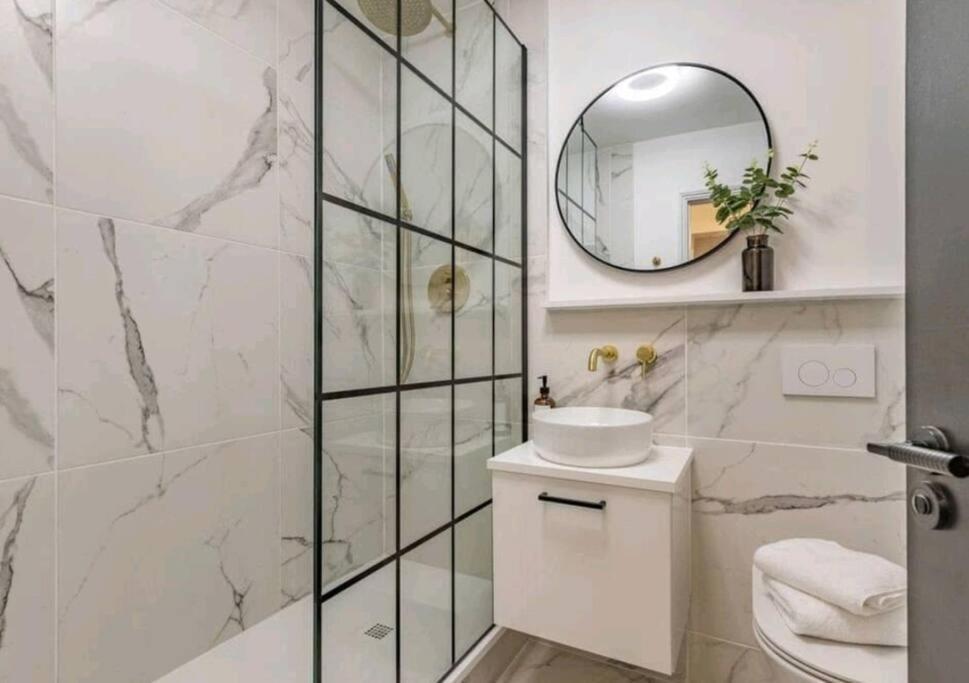 St Marg'S Hideaway; Grade II Listed Luxury Apartment In The Heart Of Cheltenham - Gateway To The Cotswolds! Sleeps 4 - Outdoor Seating And Free Private Parking! Dış mekan fotoğraf
